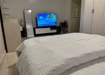 استديو بأثاث مريح وبسيط 