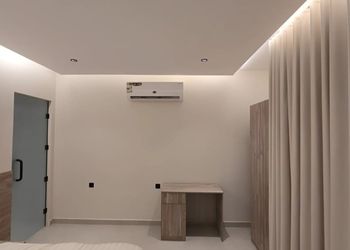 استديو بأثاث مريح وبسيط 