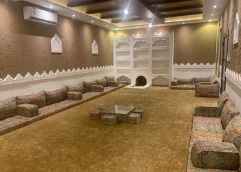 شالية بصالة ومسطح اخضر مع مسبح
