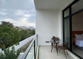 شالية بمجلس مطل على المسبح 