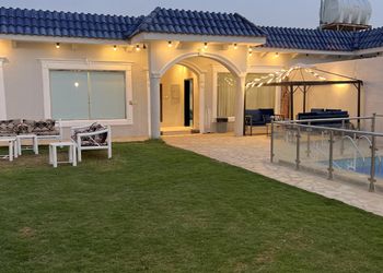 شاليه بمسطح اخضر وجلسة خارجية 
