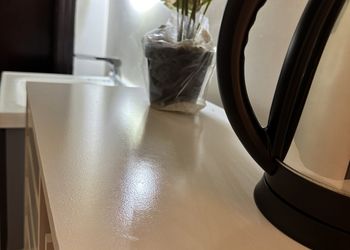 استديو بأثاث مريح وبسيط 