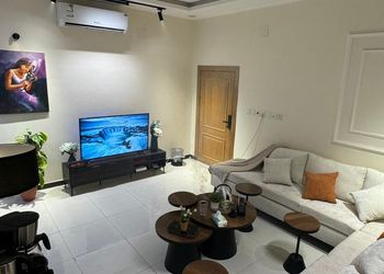شقة بصالة أنيقة ودخول ذاتي
