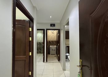 شقة بصالة مريحة وغرفتين نوم 