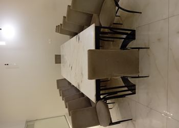 شاليه بجلسة مطلة على مسبح داخلي