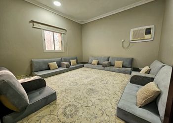 شاليه بجلسة خارجية ومسطح اخضر