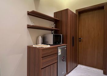 استديو بأثاث مريح وبسيط 