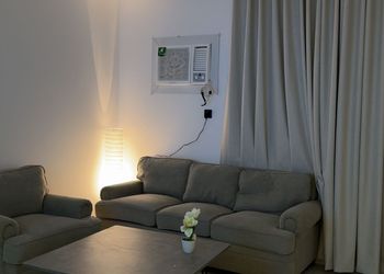 شقة بصالة مريحة ودخول ذاتي 