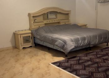 شاليه بجلسة خارجية ومسطح اخضر