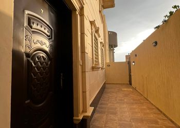 شقة بصالة وثلاث غرف نوم