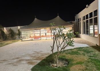 استراحة بمجلس وفناء خارجي 