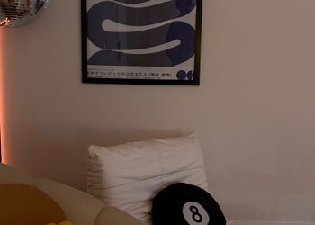 شقة بصالة واسعة وسينما منزلية
