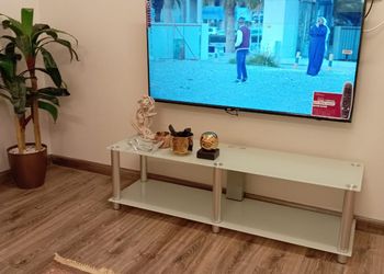 شقة بصالة جلوس وغرفتين نوم 