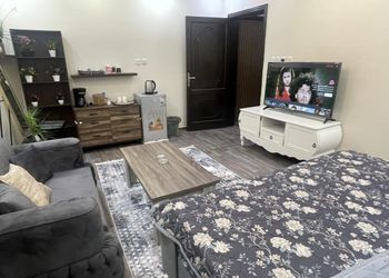 استديو بأثاث مريح وبسيط 