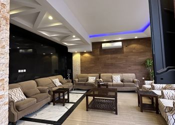 شاليه بمسبح ومسطح اخضر