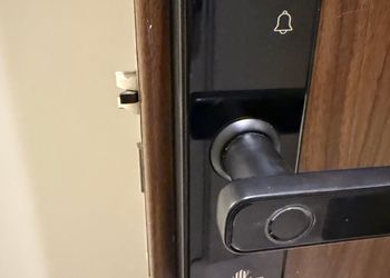 شقة أنيقة بصالة وغرفتين نوم