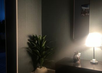 استديو بأثاث مريح وبسيط 