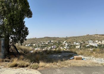 غرفة بسرير ماستر