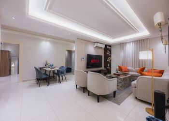 شقة بغرفة معيشة وغرفتين نوم 
