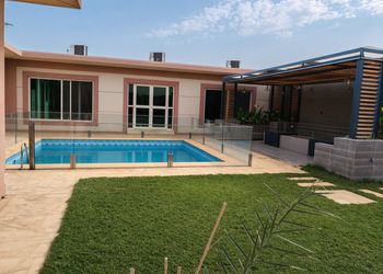 شاليه بمسطح اخضر ومسبح 