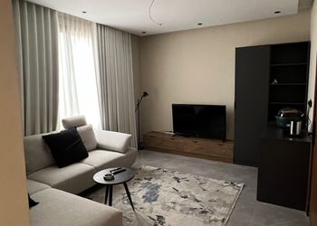 استديو بأثاث مريح وبسيط 