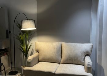 استديو بأثاث مريح وبسيط 