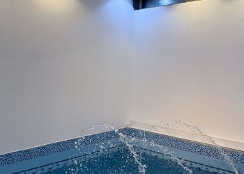 شاليه بصالة مطلة على المسبح 
