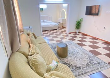 استديو بسرير ماستر وجلسة مريحة 