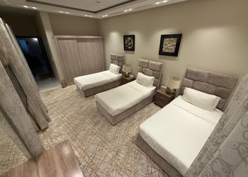 شاليه بمسطح اخضر ومسبح 