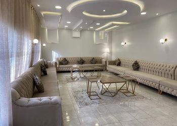 شاليه بمسطح اخضر وجلسة خارجية 