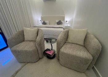 استديو بأثاث مريح وبسيط 