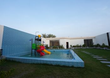 شالية بألعاب اطفال 