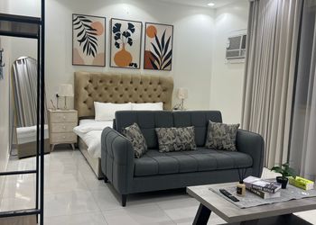 استديو بأثاث مريح وبسيط 