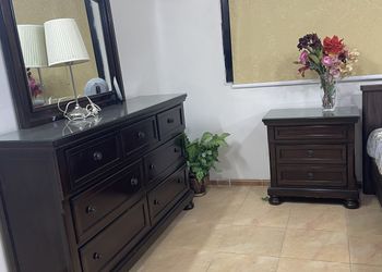غرفة بأثاث مريح وبسيط 