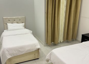 شقة بثلاث غرف نوم وغرفة جلوس 