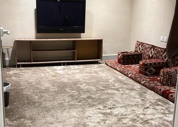 استراحة بجلسة خارجية ومسطح اخضر