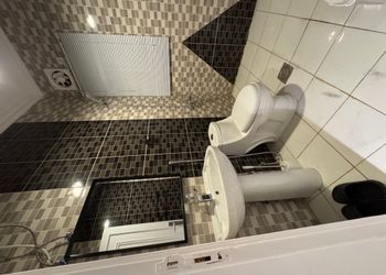 شقة بغرفة معيشة وغرفة نوم 