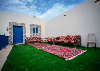 شاليه بجلسة خارجية ومسبح 