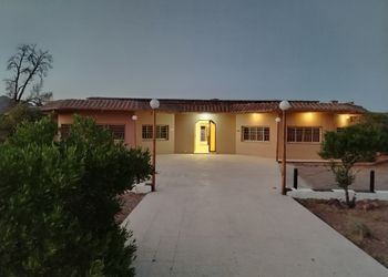 استراحة بمسبح خارجي ومجالس واسعة 
