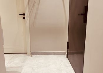 استديو بأثاث مريح وبسيط 