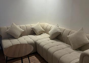 استديو بسرير ماستر وجلسة جانبية 