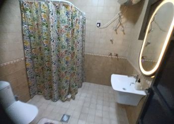 شقة بصالة جلوس وثلاث غرف نوم