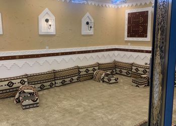 شاليه بجلسة خارجية وألعاب أطفال