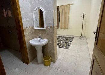 شقة  بغرفة جلوس وغرفتين نوم 