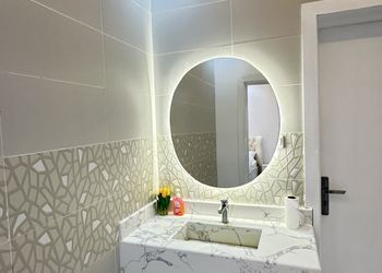 شاليه بجلسة خارجية ومسطح اخضر