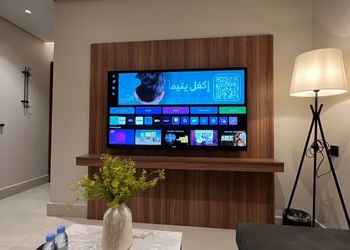 شقة بصالة انيقة وغرفة نوم