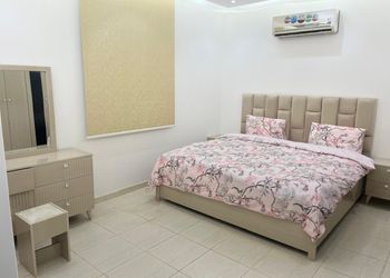 شقة بصالة وثلاث غرف نوم