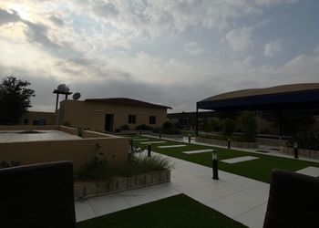استراحة بصالة جلوس ومسطح اخضر