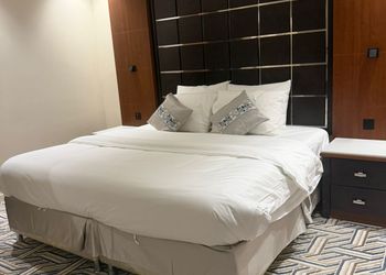 غرفة بسرير ماستر