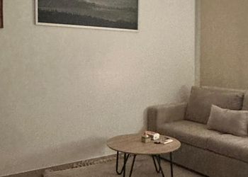 استديو بأثاث مريح وبسيط 
